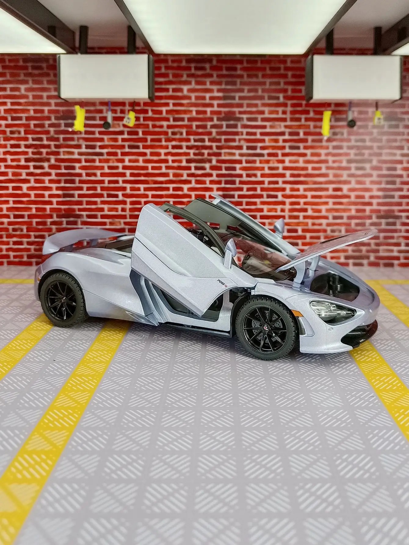 TANKCANVAS-Diecast Model Car 1:24 For McLaren 720S Supercar Simulation Alloy Static Model