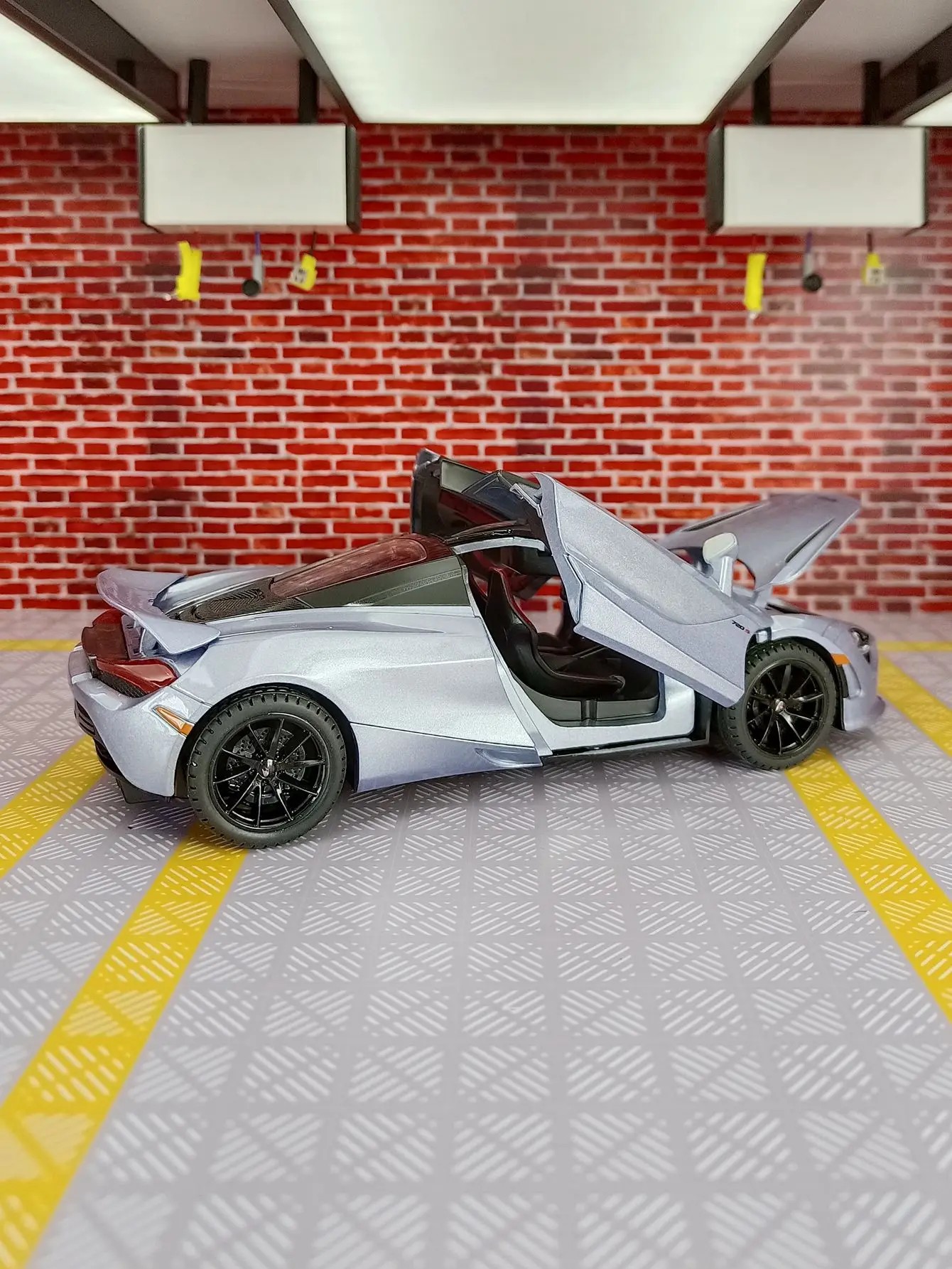 TANKCANVAS-Diecast Model Car 1:24 For McLaren 720S Supercar Simulation Alloy Static Model