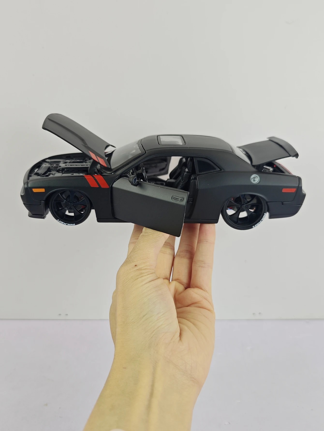 TANKCANVAS-Diecast Model Car For Large 1:24 2008 Dodge Challenger Simulation Alloy Static Model