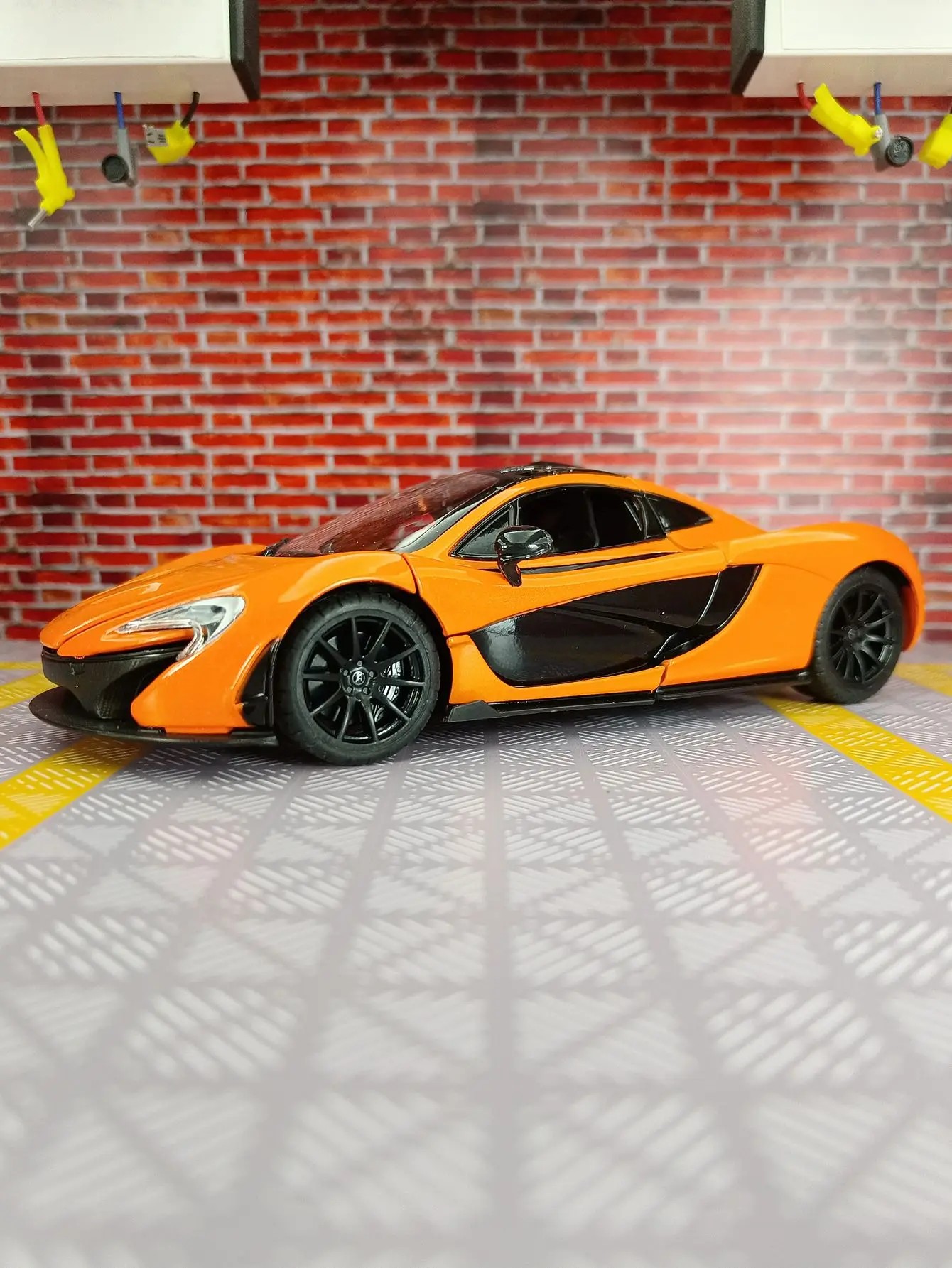 Tankcanvas-1:24 McLaren P1 alloy supercar model front wheel can be turned and the door and hood can be opened