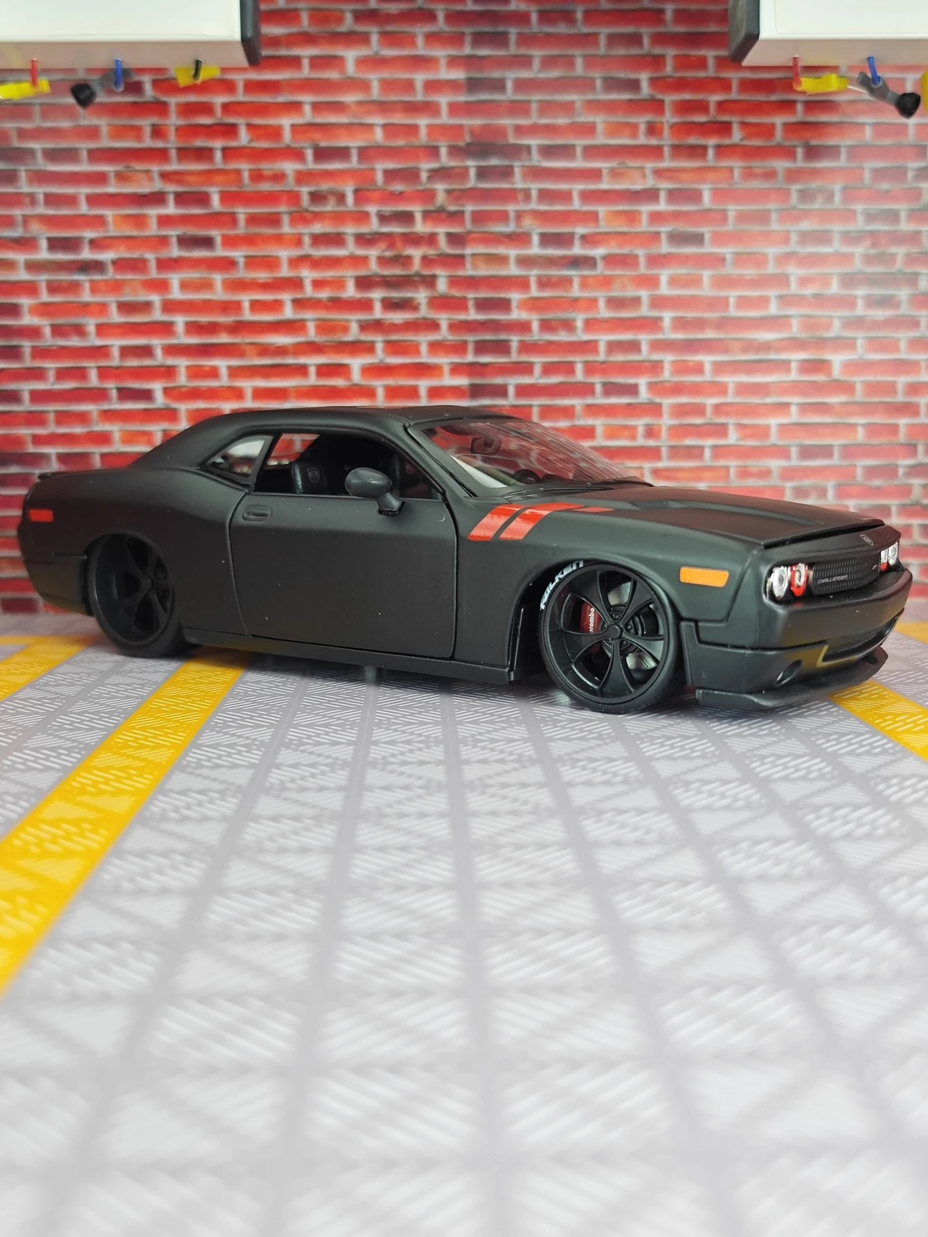 TANKCANVAS-Diecast Model Car For Large 1:24 2008 Dodge Challenger Simulation Alloy Static Model