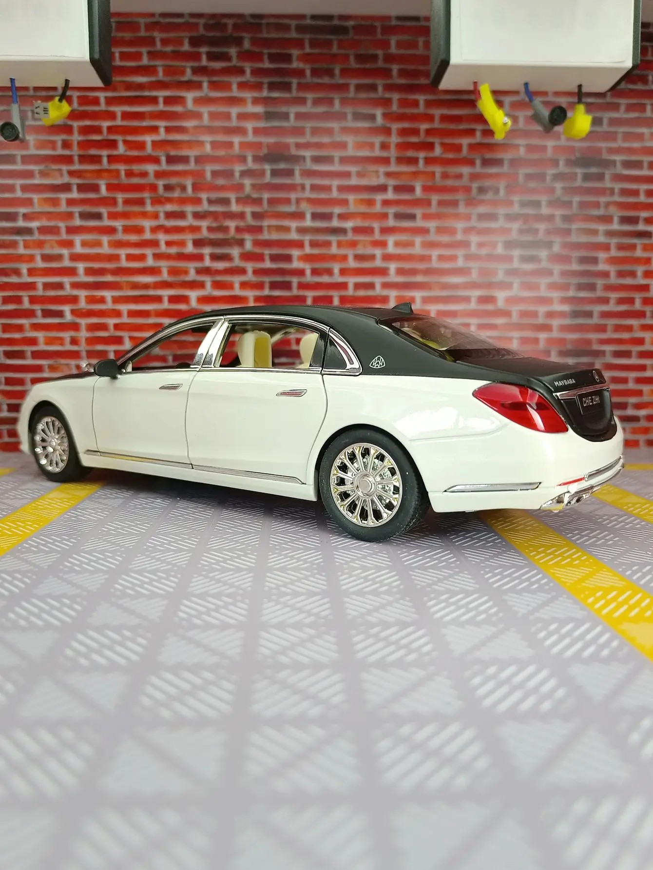 TANKCANVAS-1:24 For Mercedes Benz Maybach S600 Alloy Model Cars Diecast Car Simulation Sound & Light-Tankcanvas