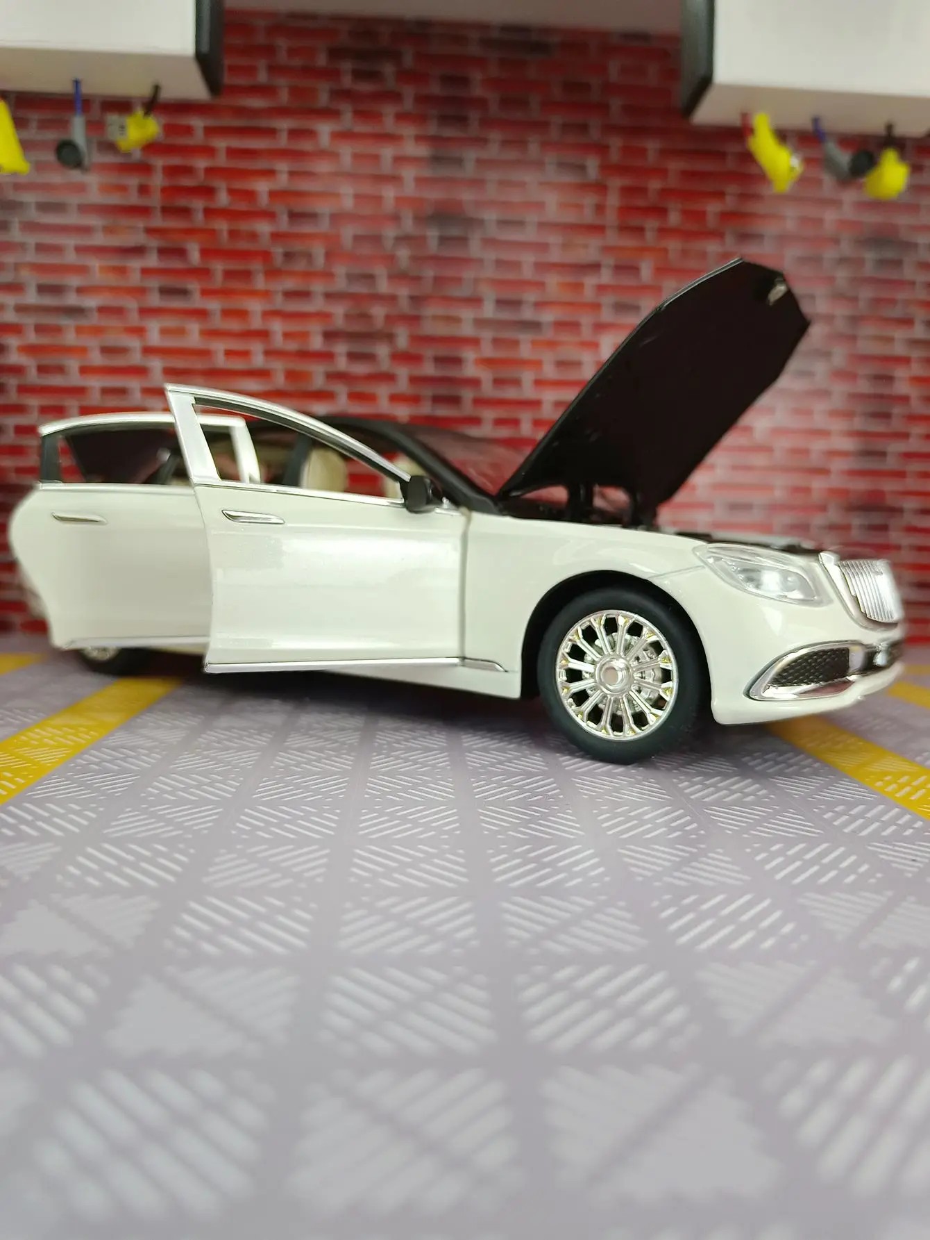 TANKCANVAS-1:24 For Mercedes Benz Maybach S600 Alloy Model Cars Diecast Car Simulation Sound & Light-Tankcanvas