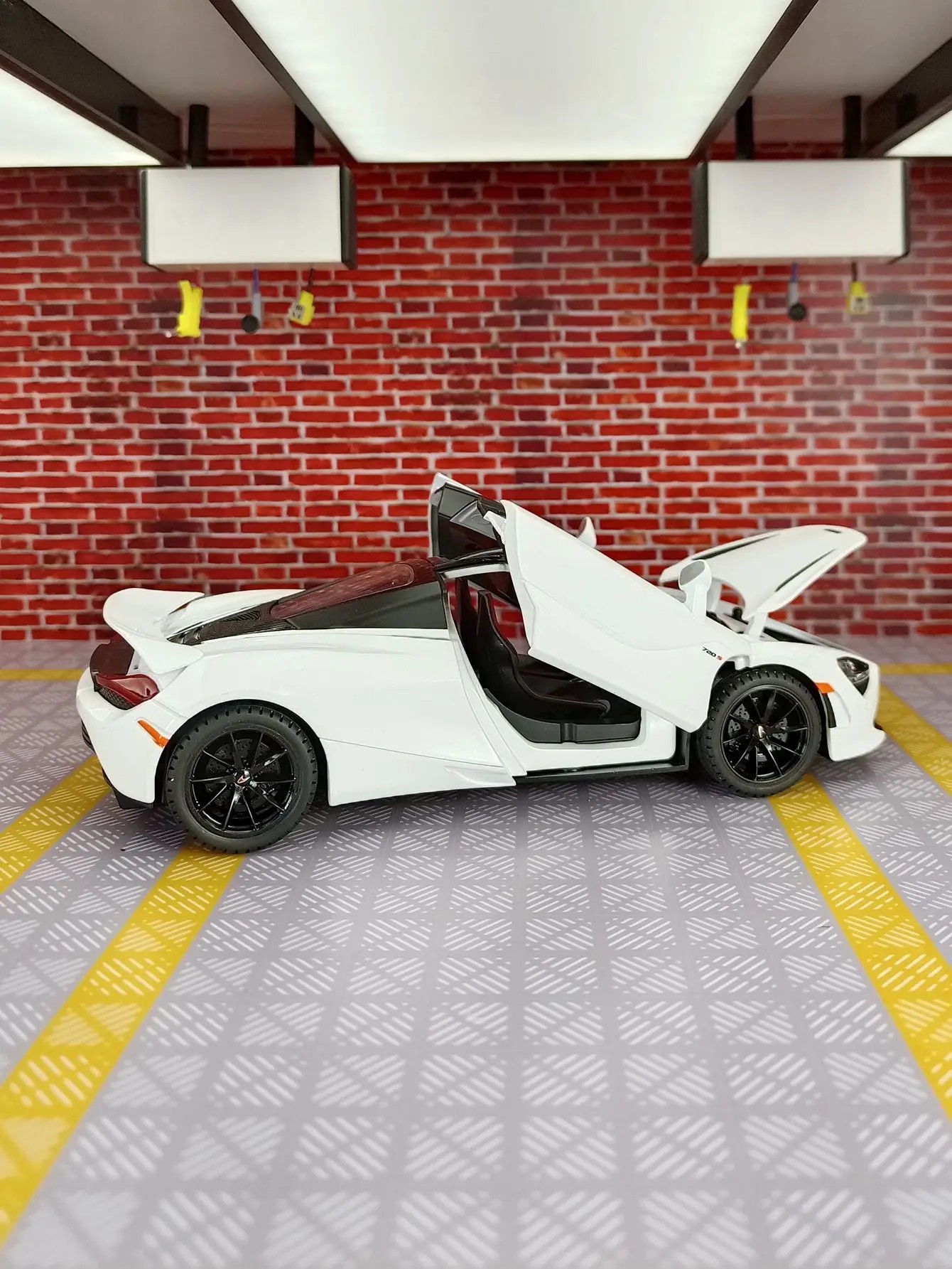TANKCANVAS-Diecast Model Car 1:24 For McLaren 720S Supercar Simulation Alloy Static Model