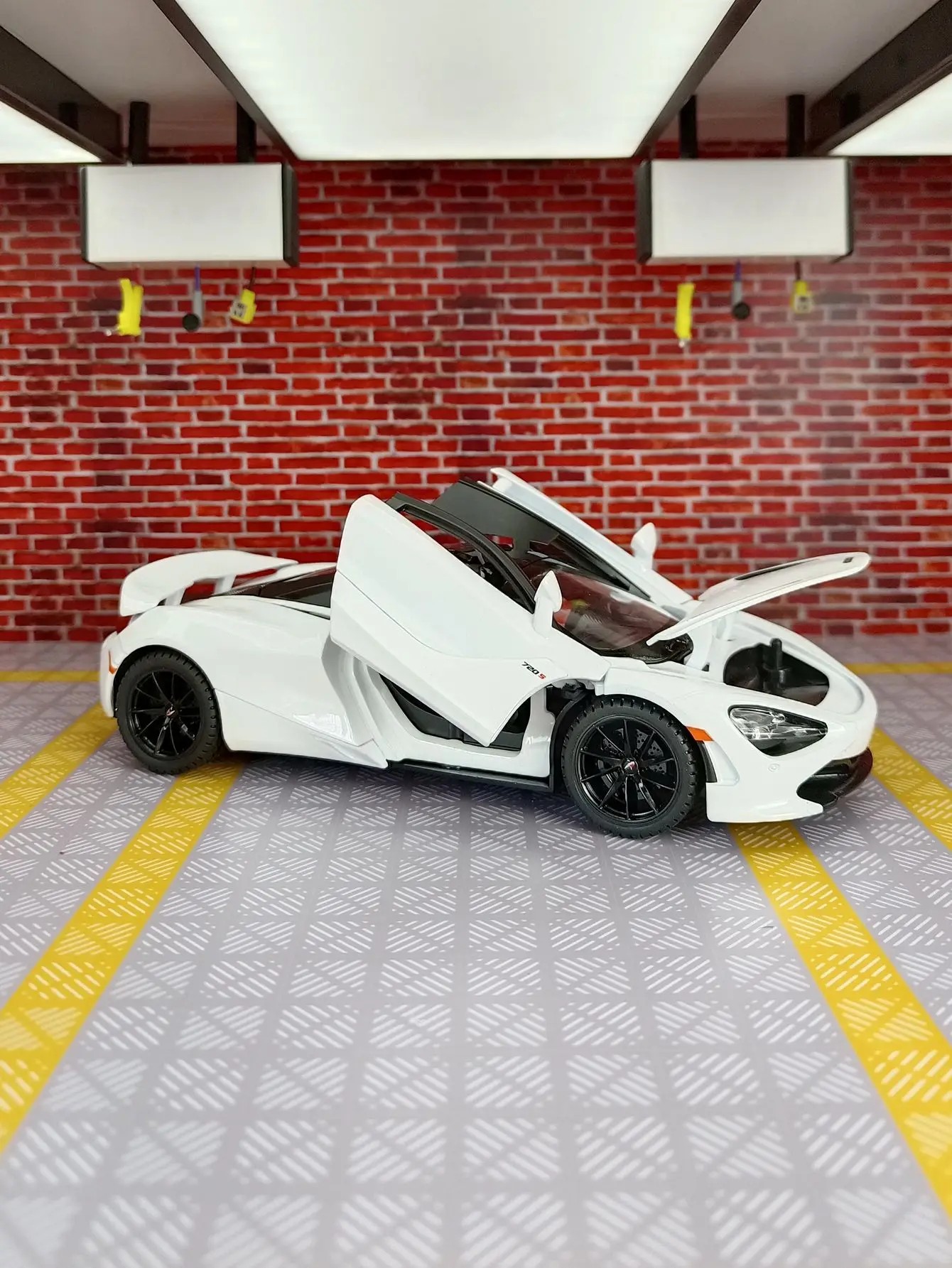 TANKCANVAS-Diecast Model Car 1:24 For McLaren 720S Supercar Simulation Alloy Static Model