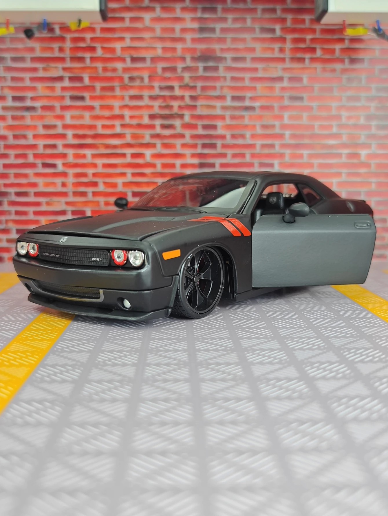 TANKCANVAS-Diecast Model Car For Large 1:24 2008 Dodge Challenger Simulation Alloy Static Model