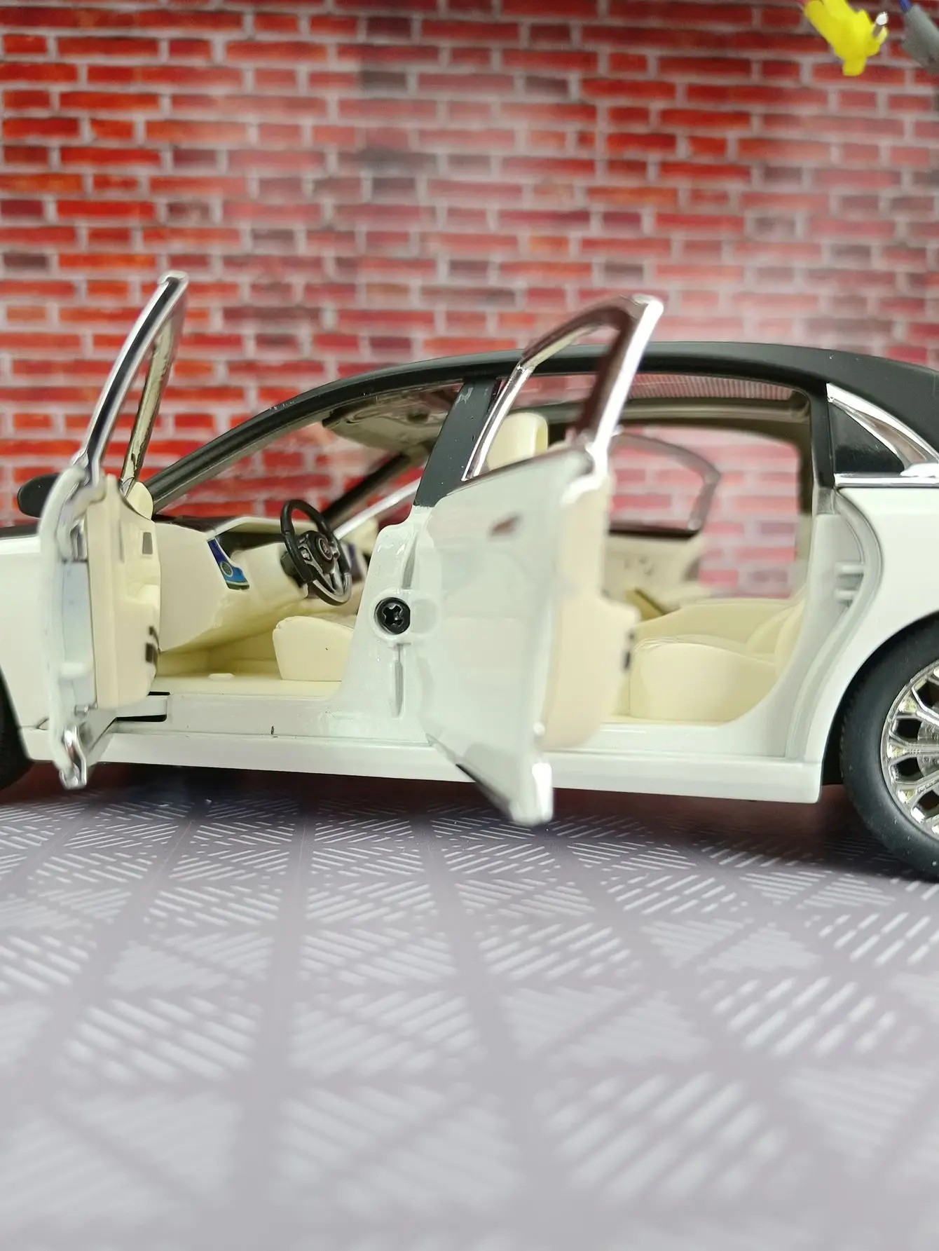 TANKCANVAS-1:24 For Mercedes Benz Maybach S600 Alloy Model Cars Diecast Car Simulation Sound & Light-Tankcanvas