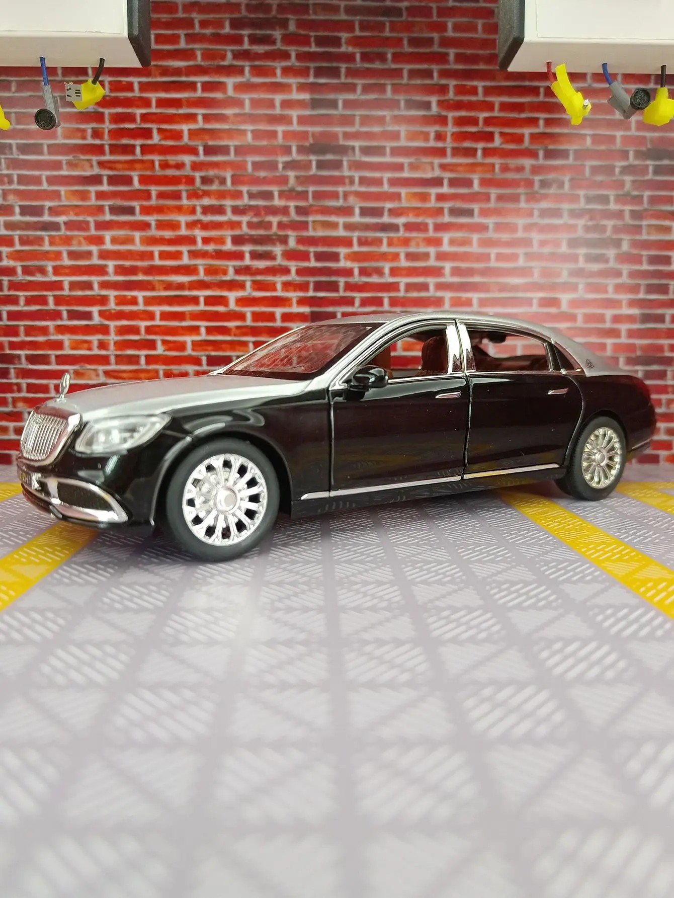 TANKCANVAS-1:24 For Mercedes Benz Maybach S600 Alloy Model Cars Diecast Car Simulation Sound & Light-Tankcanvas