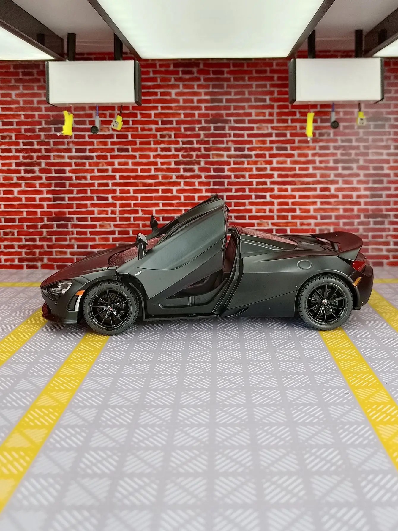 TANKCANVAS-Diecast Model Car 1:24 For McLaren 720S Supercar Simulation Alloy Static Model