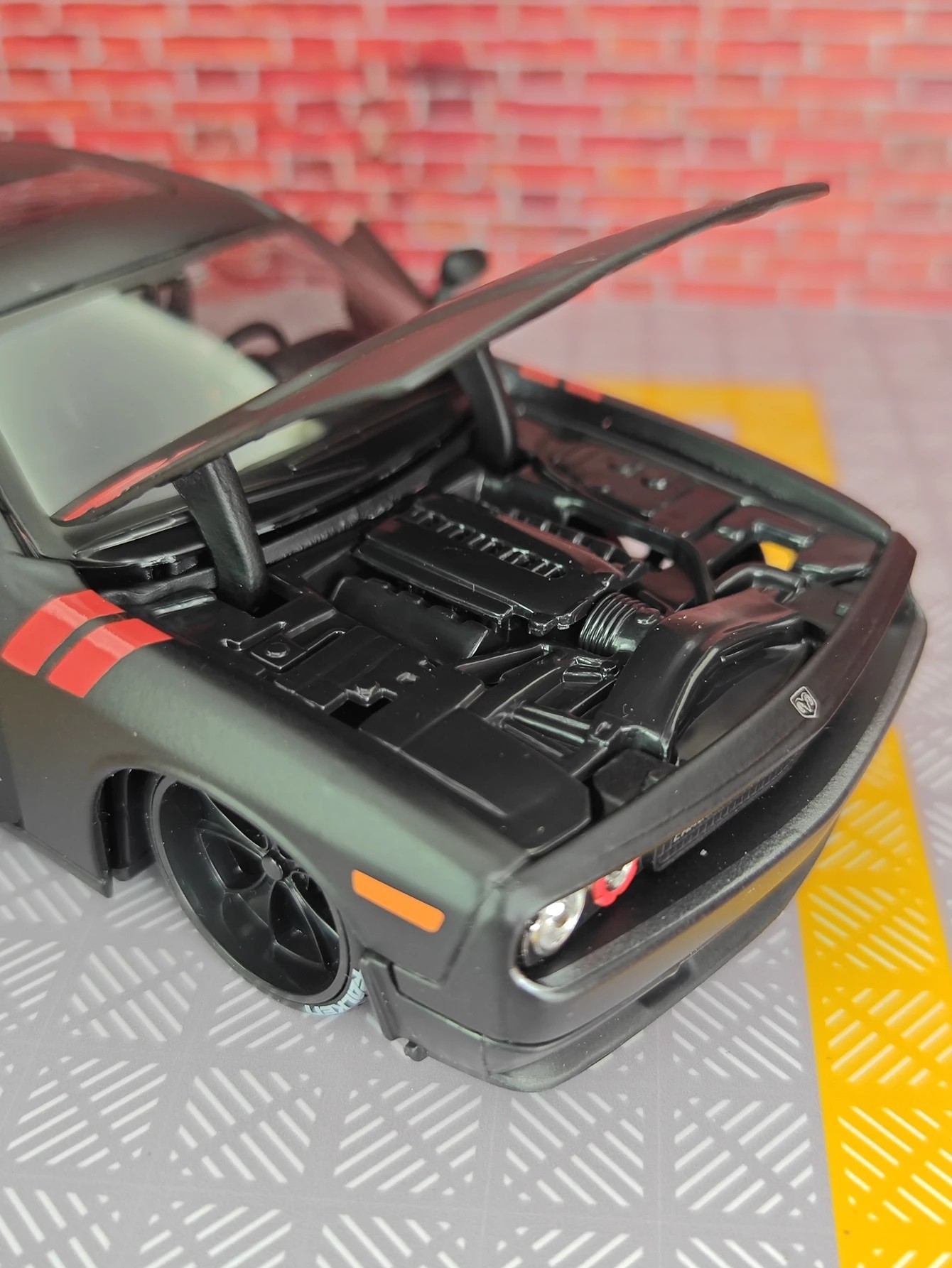 TANKCANVAS-Diecast Model Car For Large 1:24 2008 Dodge Challenger Simulation Alloy Static Model