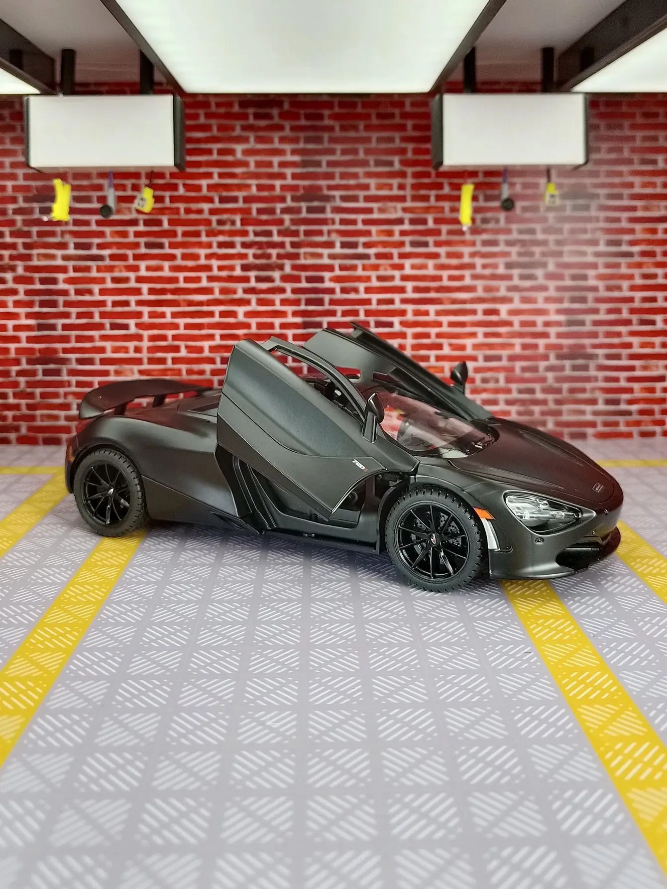 TANKCANVAS-Diecast Model Car 1:24 For McLaren 720S Supercar Simulation Alloy Static Model