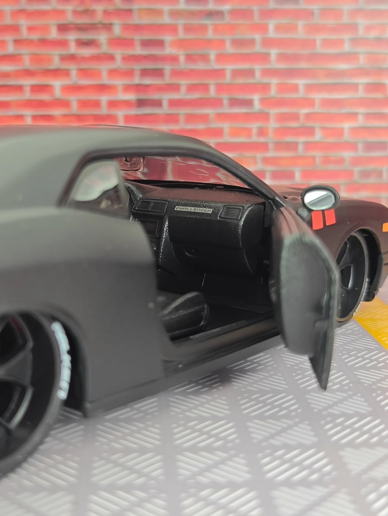 TANKCANVAS-Diecast Model Car For Large 1:24 2008 Dodge Challenger Simulation Alloy Static Model