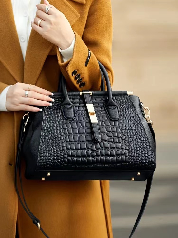 🎁 ¡Descuento del 48% en todos los productos! Bolso Elegante de Piel de Caimán Negro con Detalles en Oro Brillante 💎