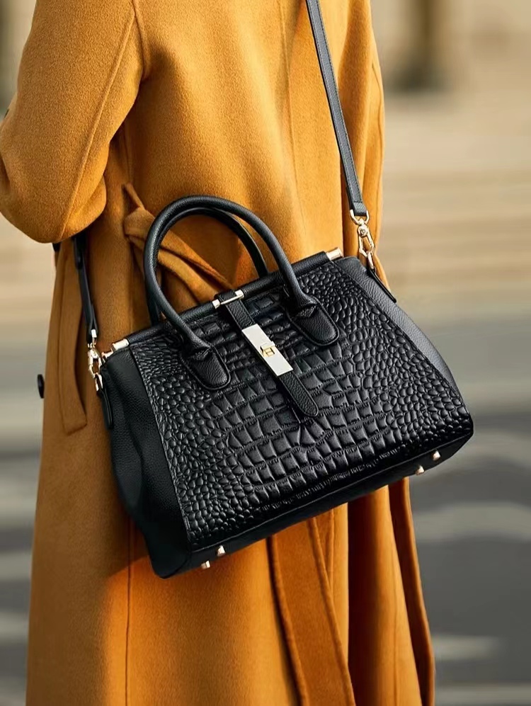 🎁 ¡Descuento del 48% en todos los productos! Bolso Elegante de Piel de Caimán Negro con Detalles en Oro Brillante 💎