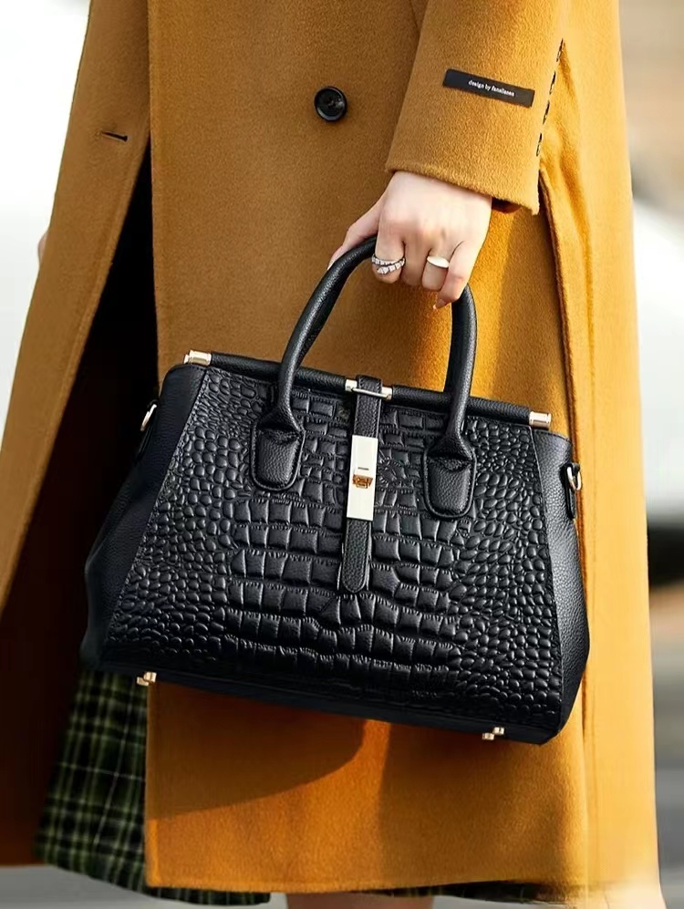 🎁 ¡Descuento del 48% en todos los productos! Bolso Elegante de Piel de Caimán Negro con Detalles en Oro Brillante 💎