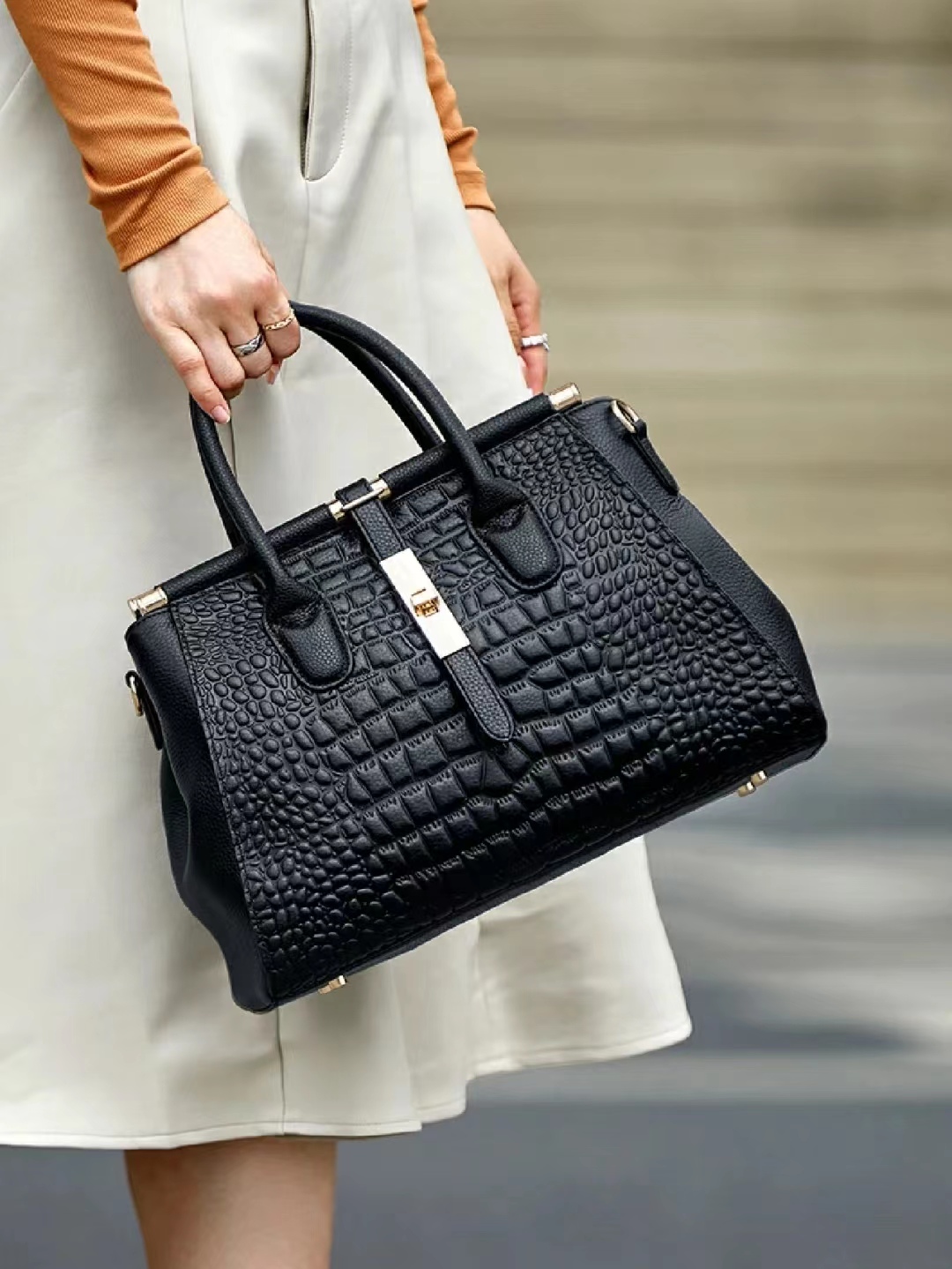 🎁 ¡Descuento del 48% en todos los productos! Bolso Elegante de Piel de Caimán Negro con Detalles en Oro Brillante 💎