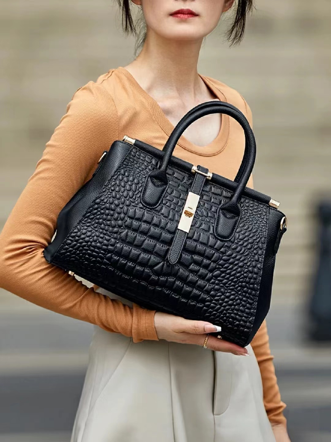 🎁 ¡Descuento del 48% en todos los productos! Bolso Elegante de Piel de Caimán Negro con Detalles en Oro Brillante 💎