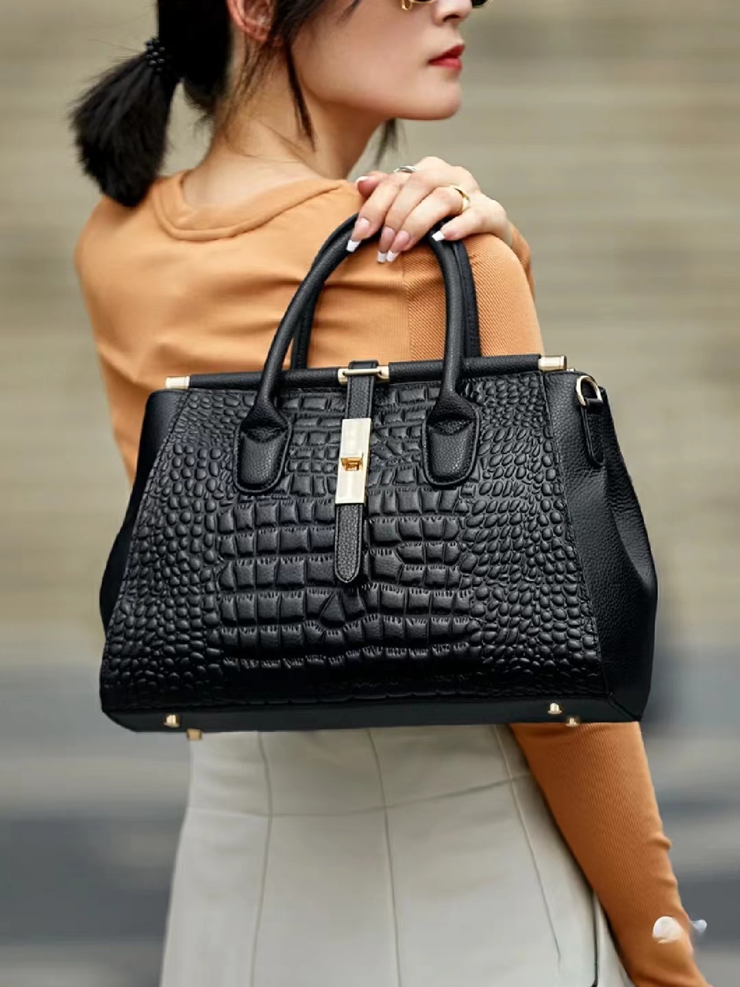 🎁 ¡Descuento del 48% en todos los productos! Bolso Elegante de Piel de Caimán Negro con Detalles en Oro Brillante 💎