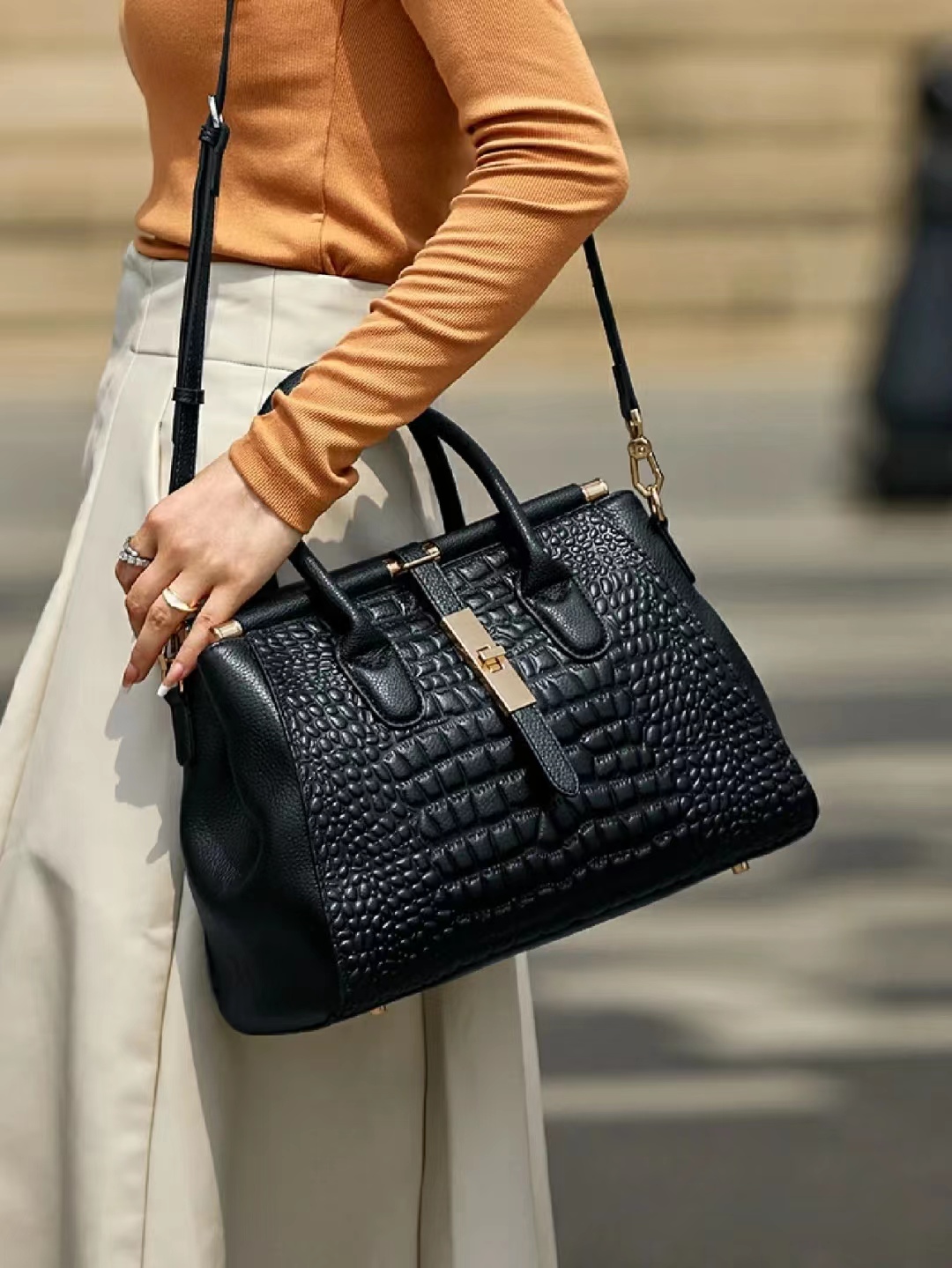 🎁 ¡Descuento del 48% en todos los productos! Bolso Elegante de Piel de Caimán Negro con Detalles en Oro Brillante 💎