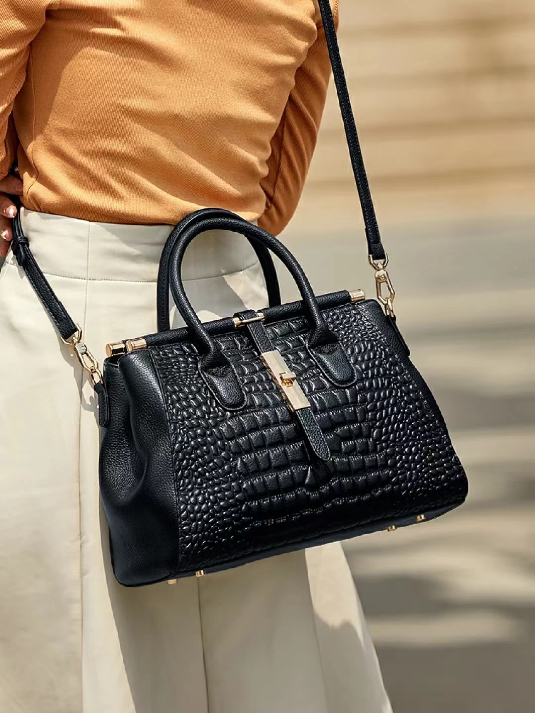 🎁 ¡Descuento del 48% en todos los productos! Bolso Elegante de Piel de Caimán Negro con Detalles en Oro Brillante 💎