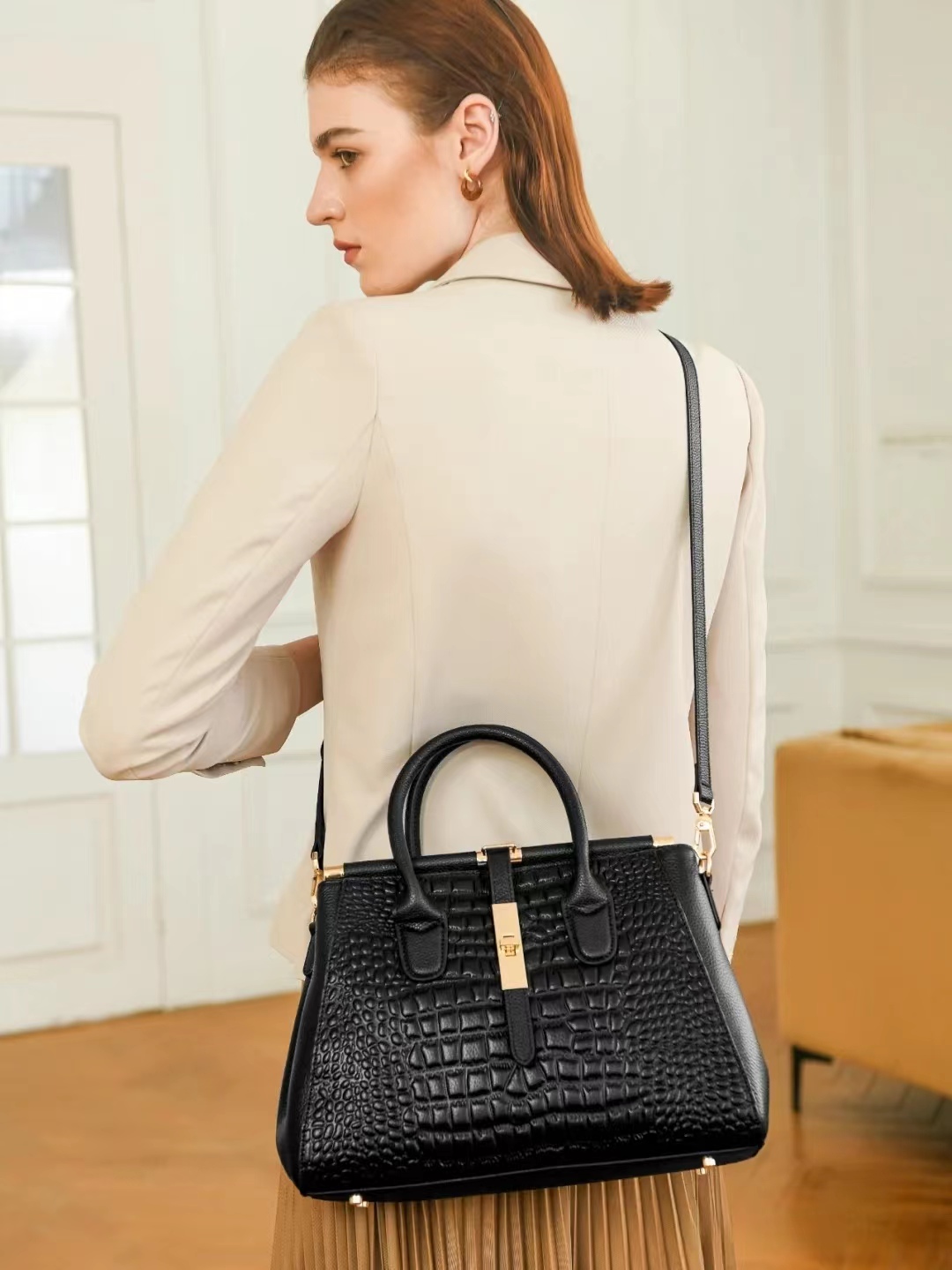 🎁 ¡Descuento del 48% en todos los productos! Bolso Elegante de Piel de Caimán Negro con Detalles en Oro Brillante 💎