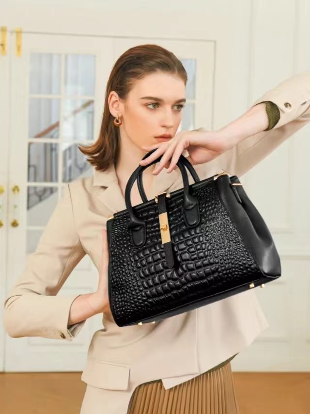 🎁 ¡Descuento del 48% en todos los productos! Bolso Elegante de Piel de Caimán Negro con Detalles en Oro Brillante 💎
