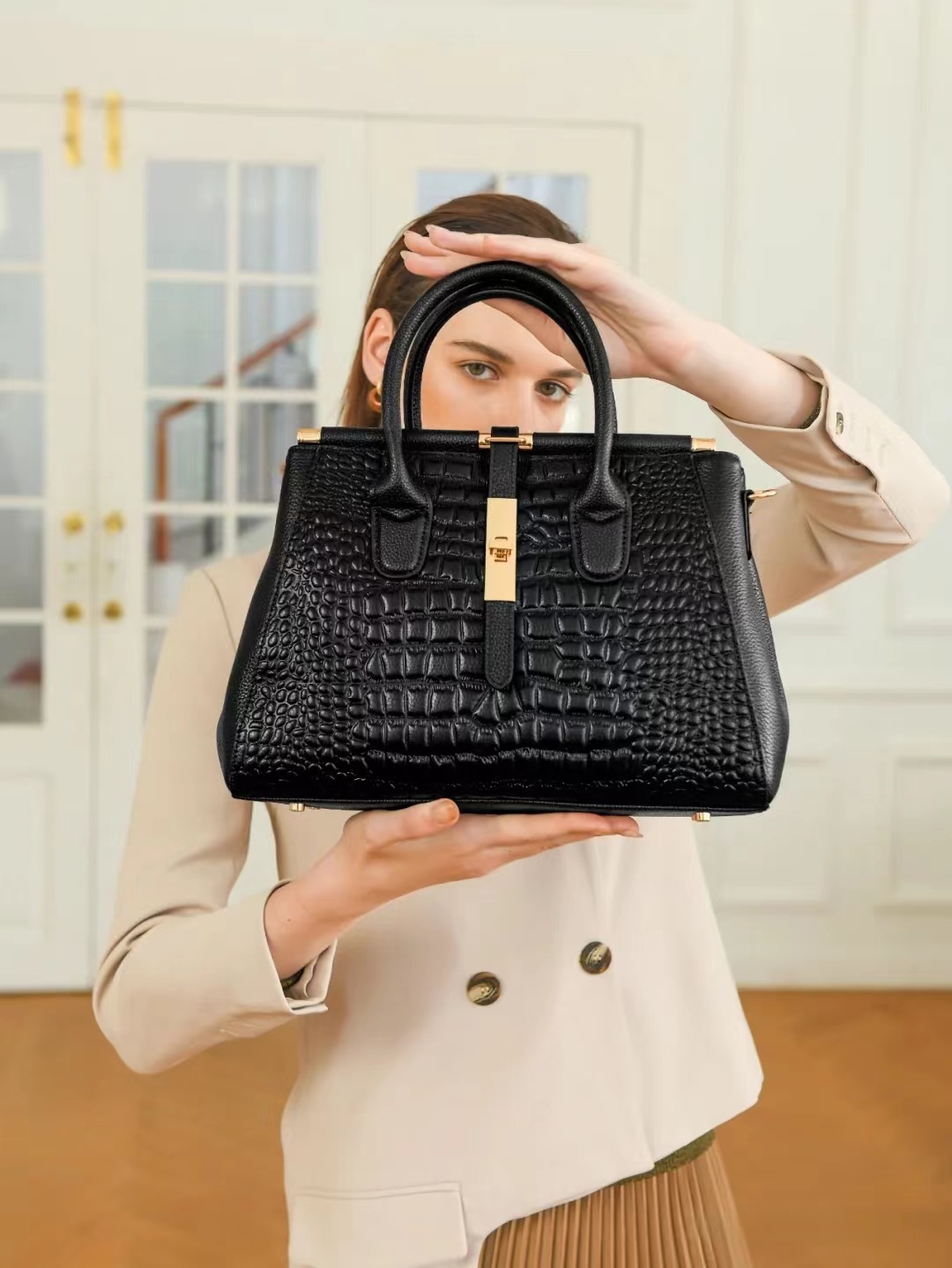 🎁 ¡Descuento del 48% en todos los productos! Bolso Elegante de Piel de Caimán Negro con Detalles en Oro Brillante 💎