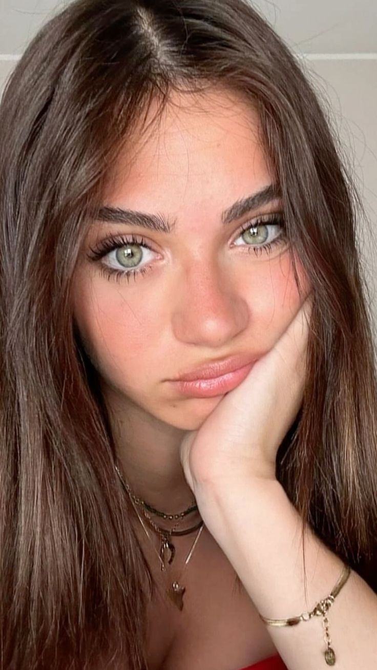 Unleash Your Inner Baddie: How Green Contacts Are Redefining Content Creation-moodylenses