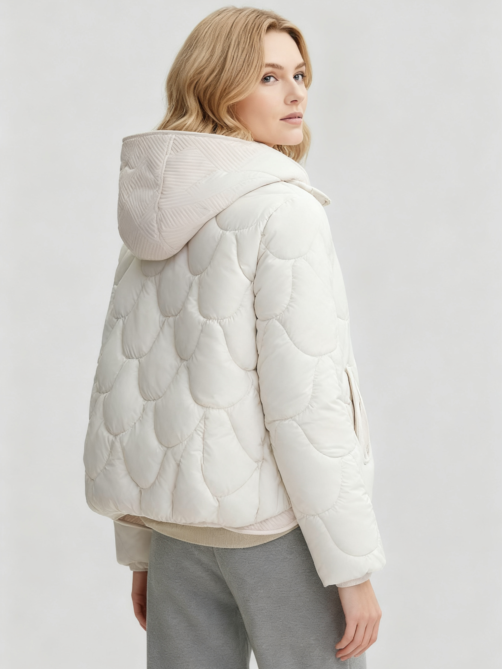 Giacca corta e calda con cappuccio, di tipo informale