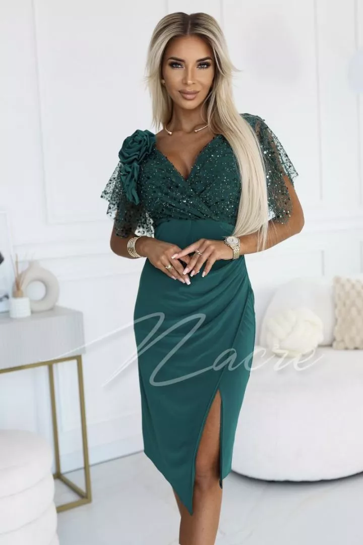 Abito elegante con paillettes e decorazione floreale sulle spalle