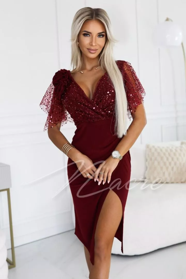 Abito elegante con paillettes e decorazione floreale sulle spalle