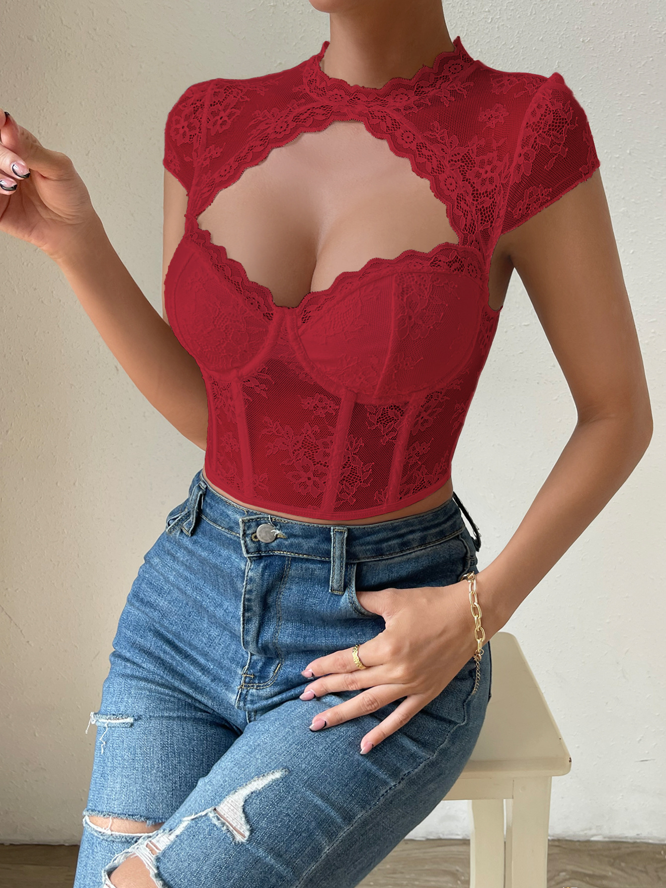 Top aderente con ferretto in pizzo floreale con scollo tondo e vestibilità a spina di pesce