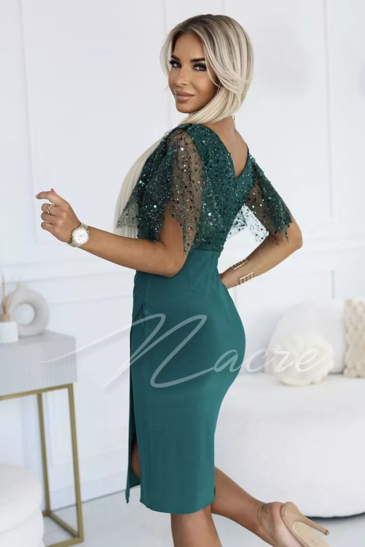 Abito elegante con paillettes e decorazione floreale sulle spalle