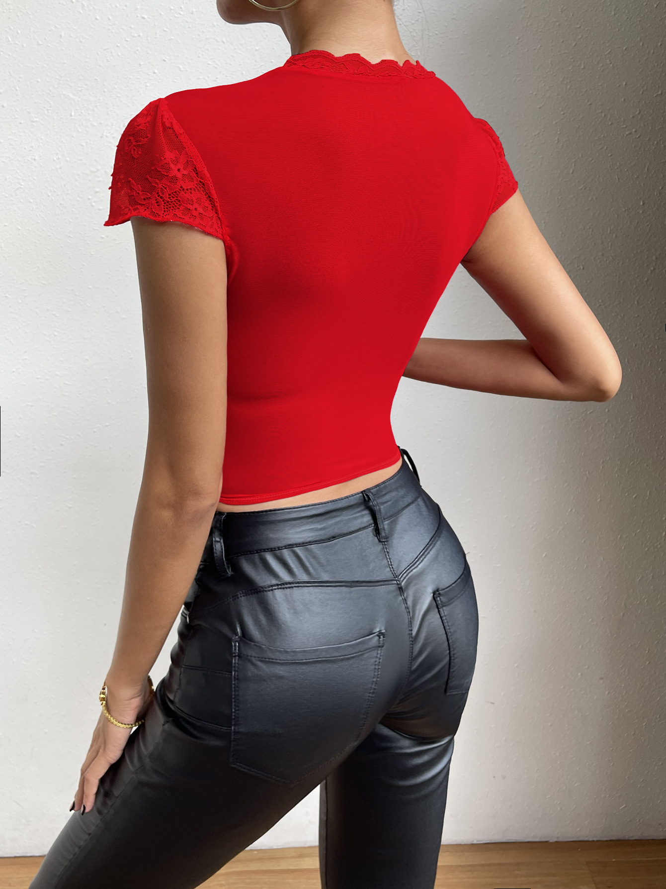 Top aderente con ferretto in pizzo floreale con scollo tondo e vestibilità a spina di pesce