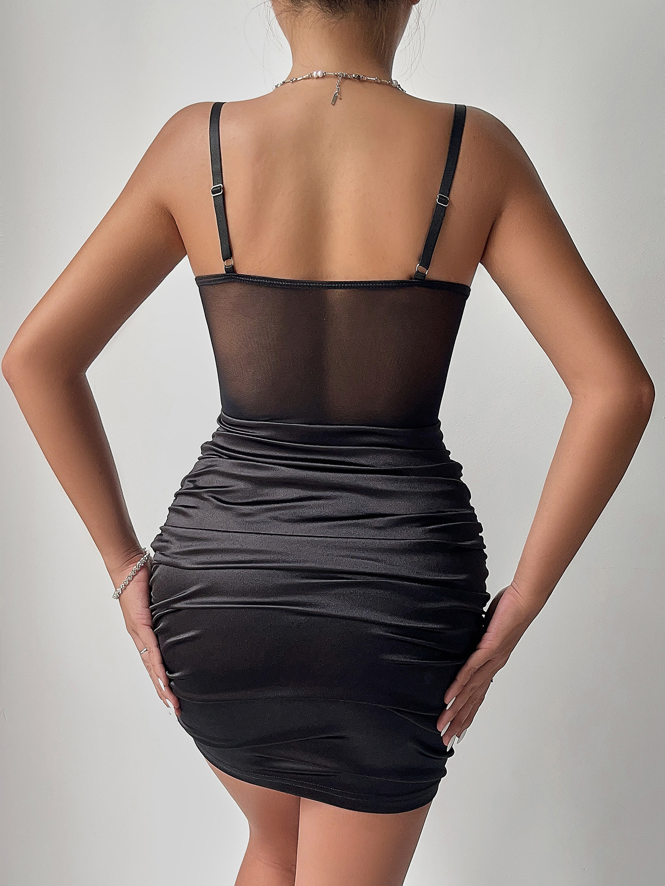 Abito attillato sexy in pizzo con ferretto a spina di pesce