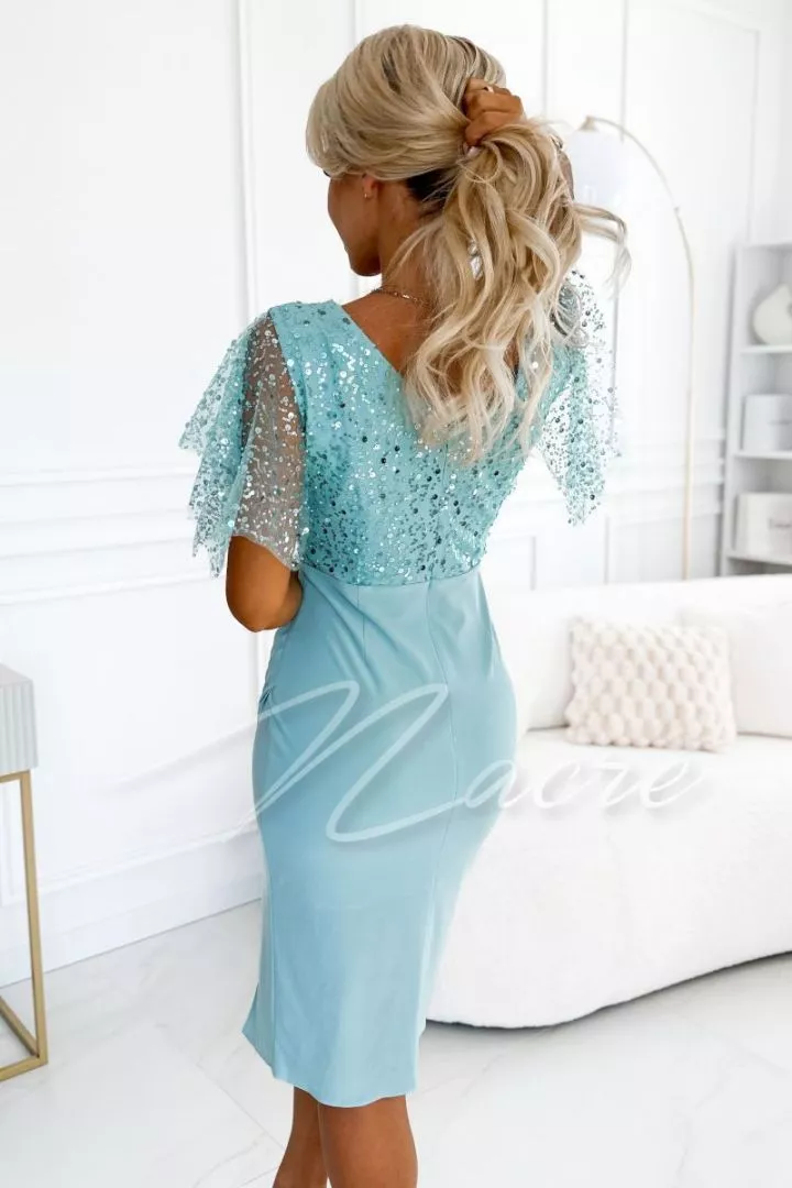 Abito elegante con paillettes e decorazione floreale sulle spalle