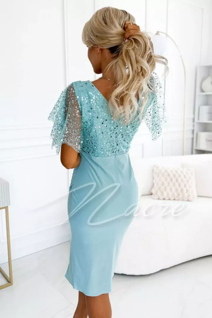 Abito elegante con paillettes e decorazione floreale sulle spalle