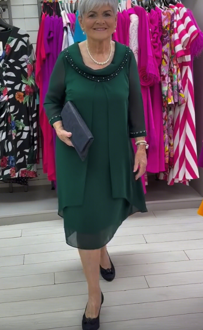 Abito elegante con perle e strass