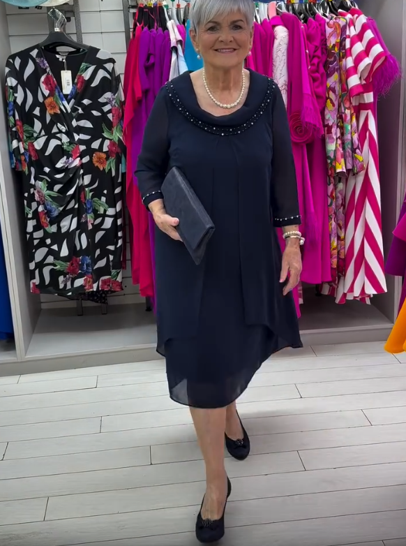 Abito elegante con perle e strass