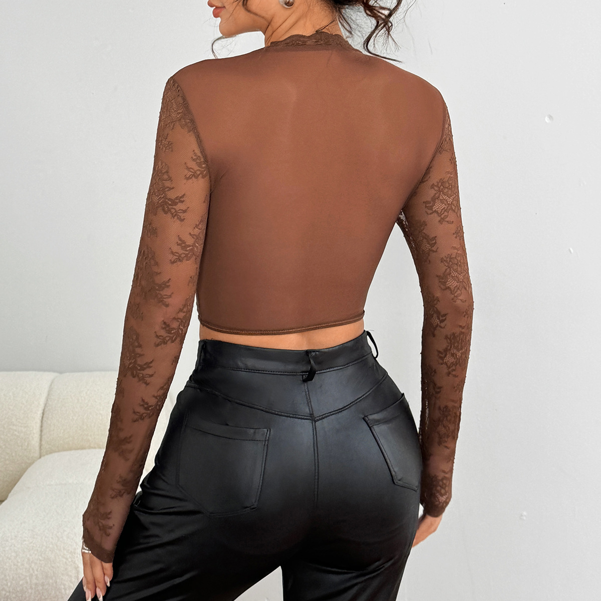 Top modellante a spina di pesce in acciaio cavo con pizzo floreale