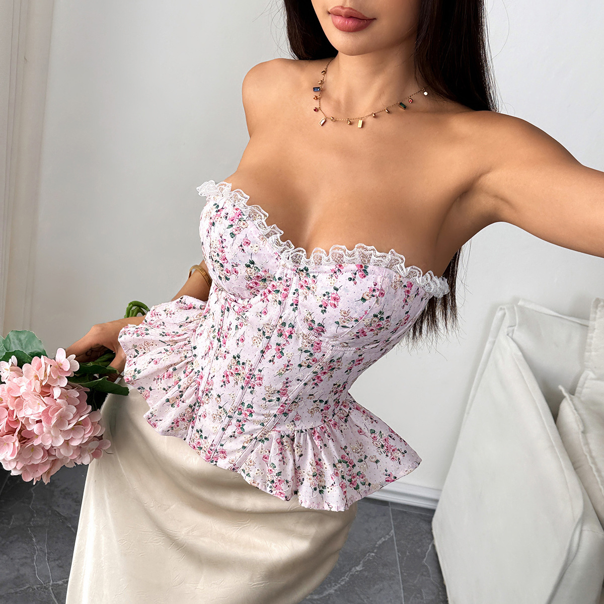 Top a spina di pesce con ferretto e pizzo floreale snellente