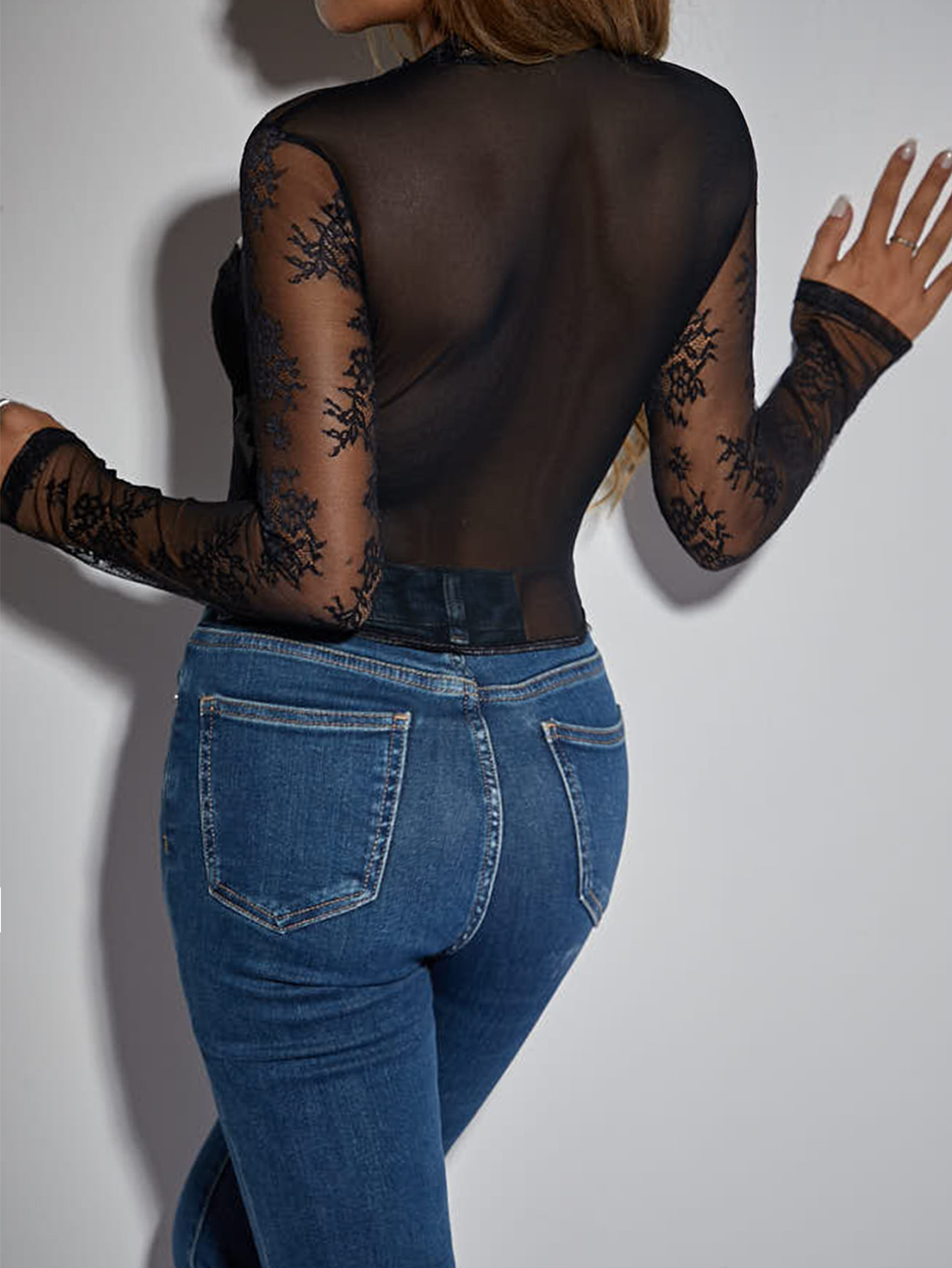 Top modellante a spina di pesce in acciaio cavo con pizzo floreale