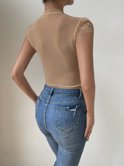 Top aderente con ferretto in pizzo floreale con scollo tondo e vestibilità a spina di pesce