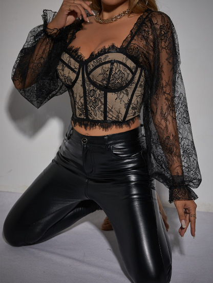 Top in pizzo con maniche a campana