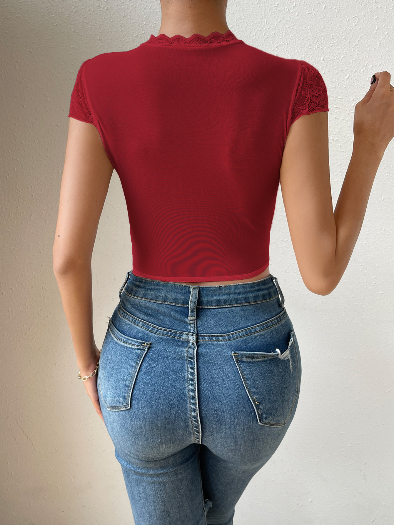 Top aderente con ferretto in pizzo floreale con scollo tondo e vestibilità a spina di pesce