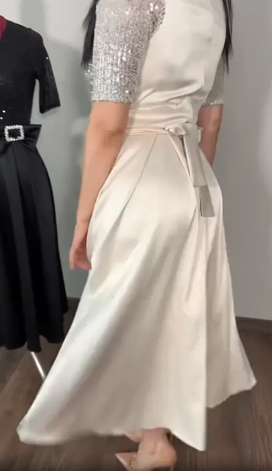 Abito in seta ricamato con perline