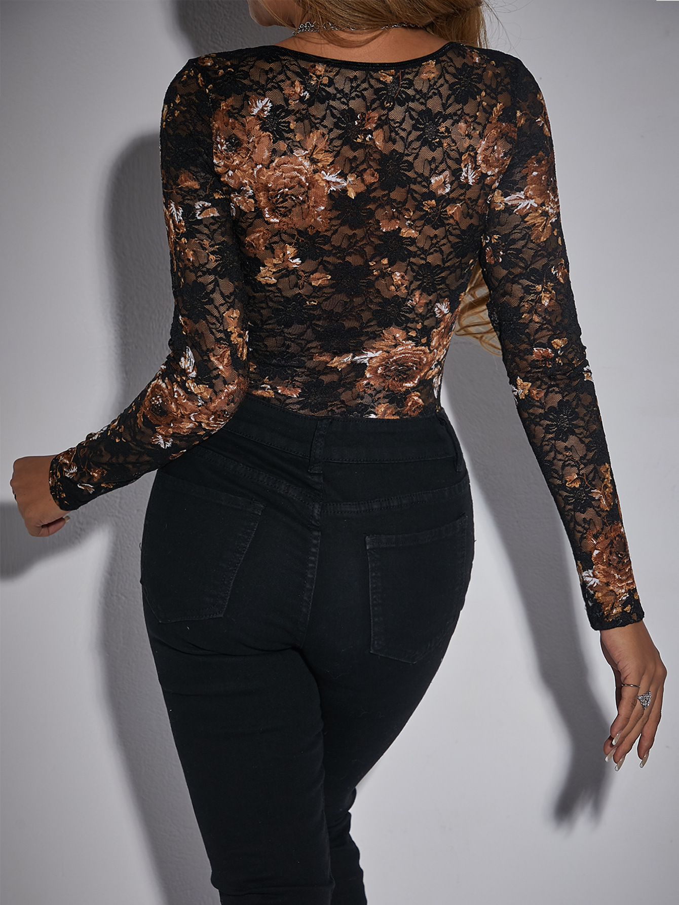 Body con ferretto e scollo quadrato in pizzo floreale