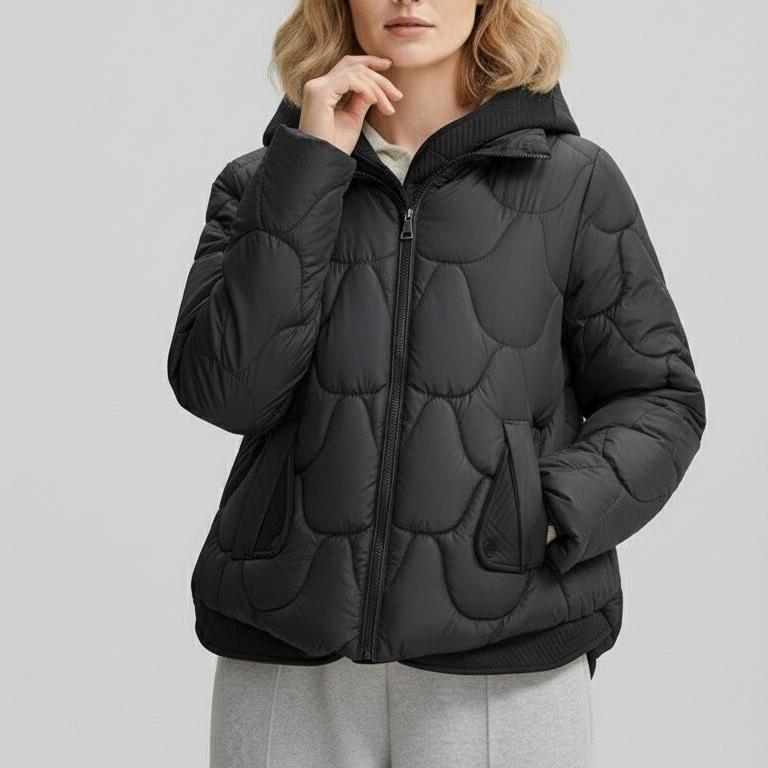 Giacca corta e calda con cappuccio, di tipo informale