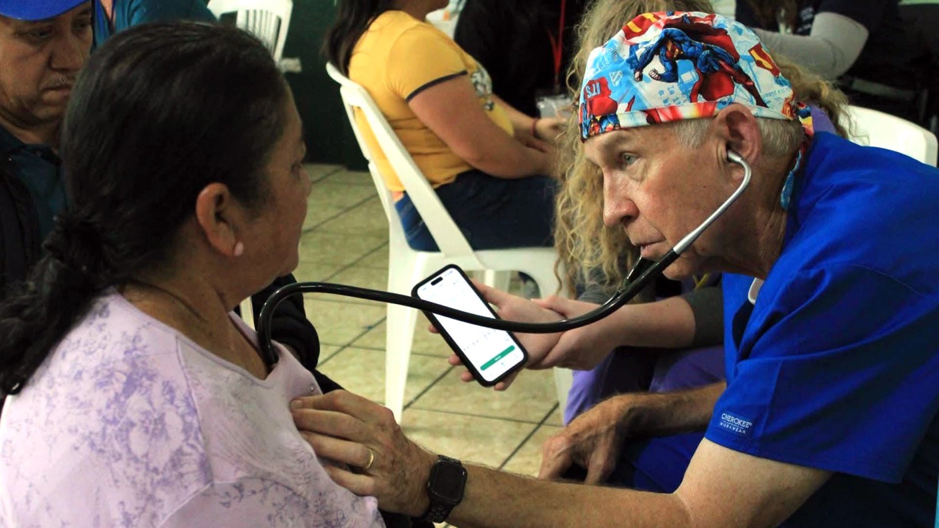 Orvosi vizsg&aacute;lat Eko CORE 500 digit&aacute;lis sztetoszk&oacute;ppal misszi&oacute;s klinik&aacute;n