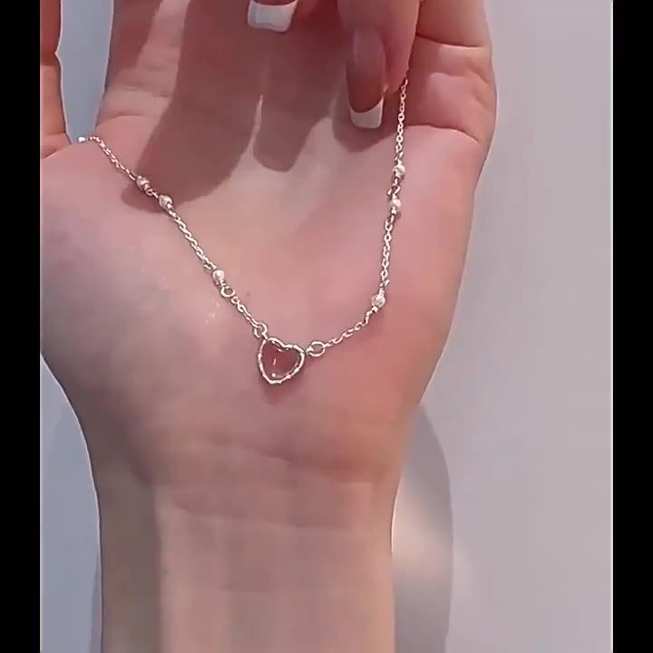 Collana con ciondolo a forma di cuore con occhio di gatto, da donna, leggera e di lusso, con design di nicchia e piccole perle di cristallo in polvere.